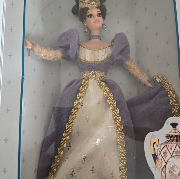 A beautiful  barbie - Picture 2 of 3